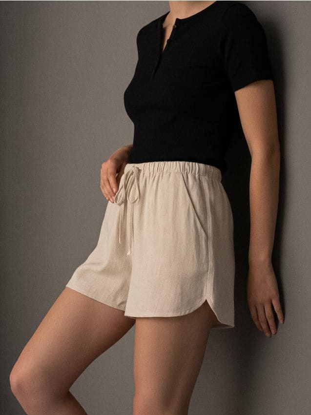 Sinsay - Wiskozowe szorty z domieszką lnu - kremowy