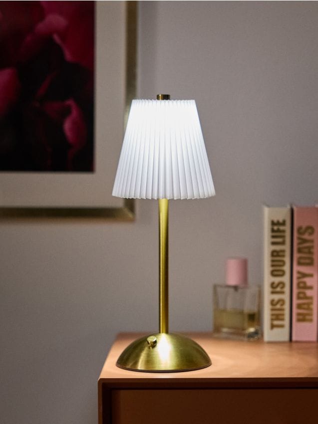 Sinsay - Elegantna LED stolna lampa s plisiranim sjenilom