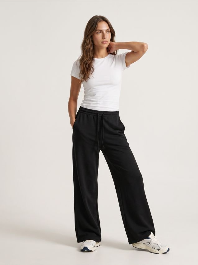 Sinsay - Pantaloni wide leg soft touch cu buzunare și amestec de viscoză - negru