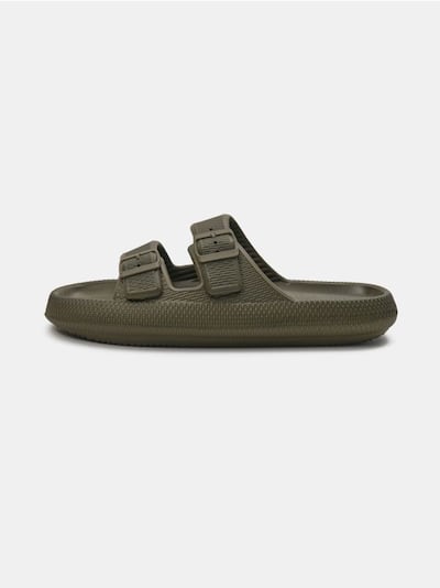 Klapki z paskami i sprzączkami