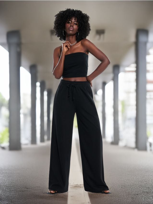 Pantaloni da donna alla moda nel negozio di Sinsay