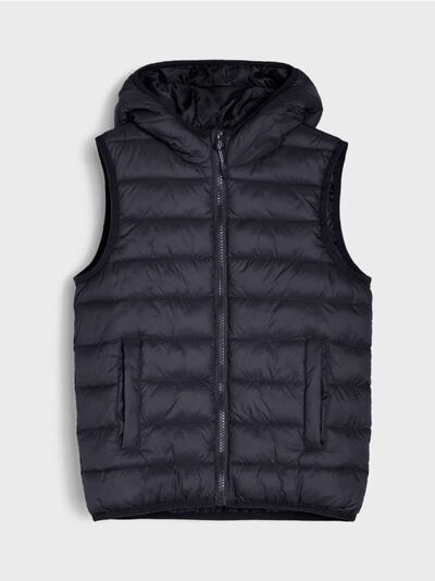 Tepitud vest kapuutsiga