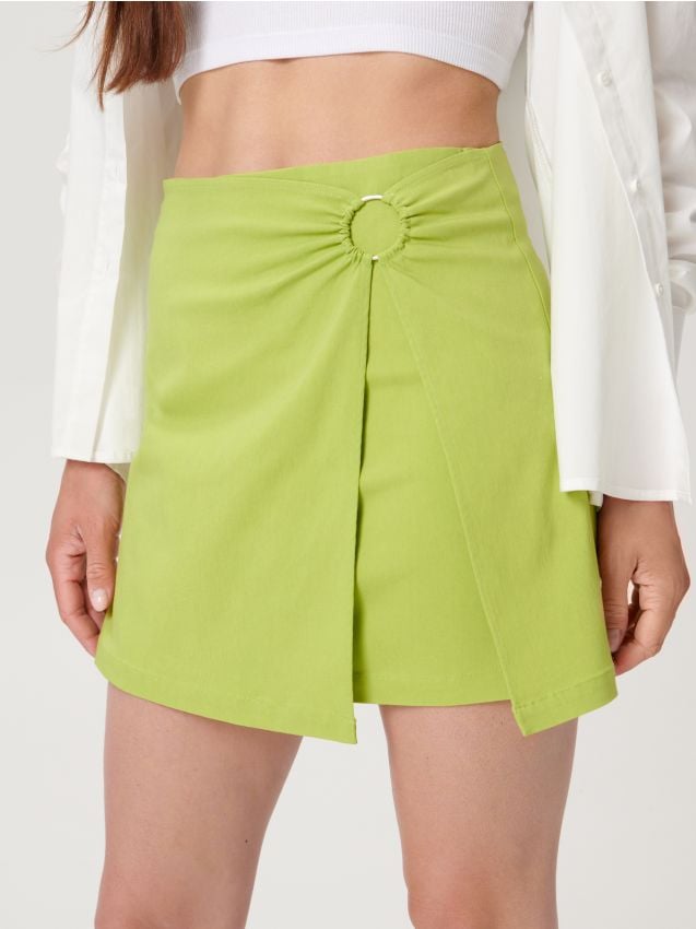 Sinsay - Fustă mini cu inel decorativ și deschidere în față - verde-gălbui