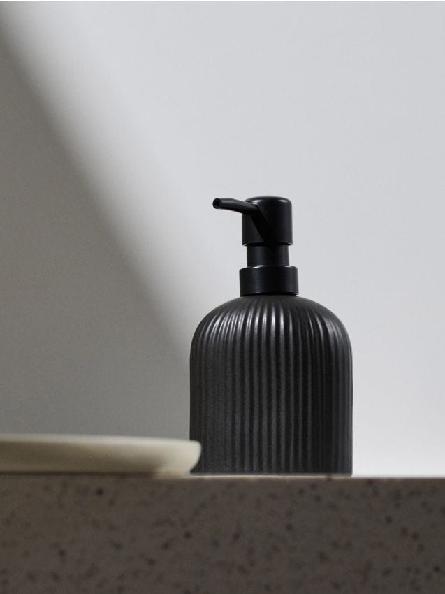 Sinsay - Dozator de săpun din ceramică cu striații - negru