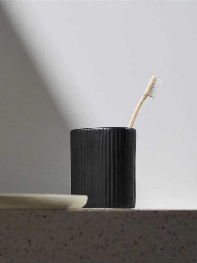 Sinsay - Suport ceramic pentru periuțe de dinți cu striații - negru