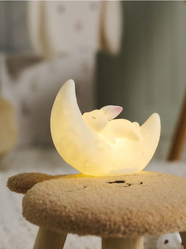 Sinsay - Lampă de noapte cu motiv de iepuraș adormit - alb