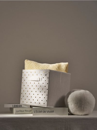 Škatla za shranjevanje z zlatimi pikami