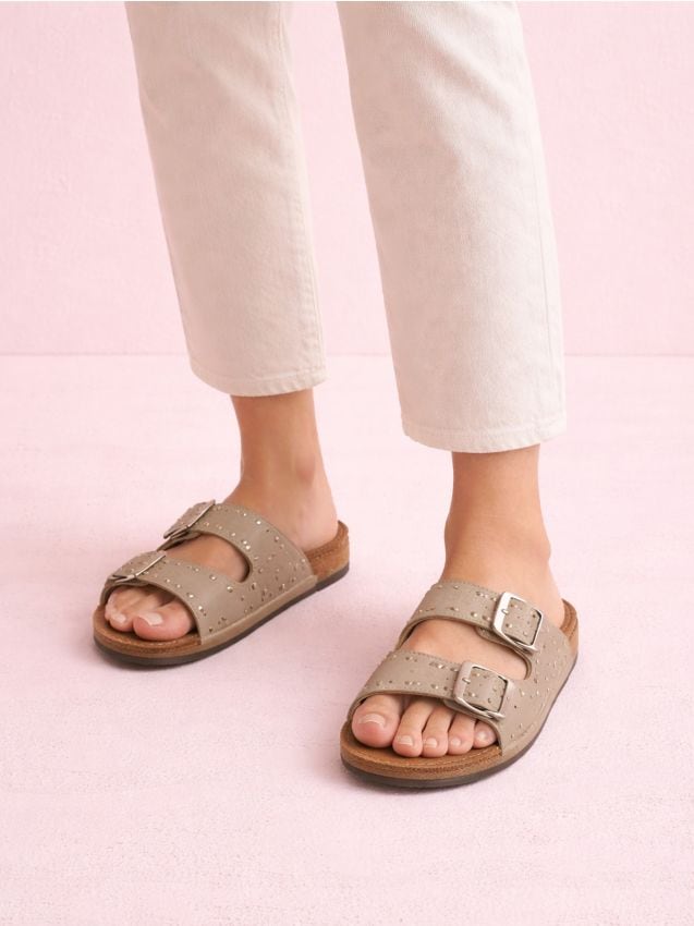 Sinsay - Papuci cu ținte și catarame - bej