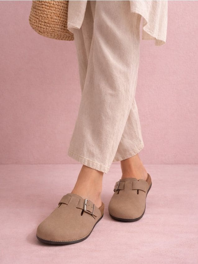 Sinsay - Papuci cu cataramă din imitație de piele întoarsă - bej