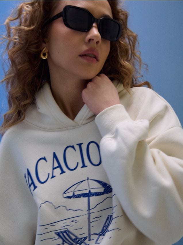 Sinsay - Hanorac din material sport cu imprimeu Vacaciones - nude