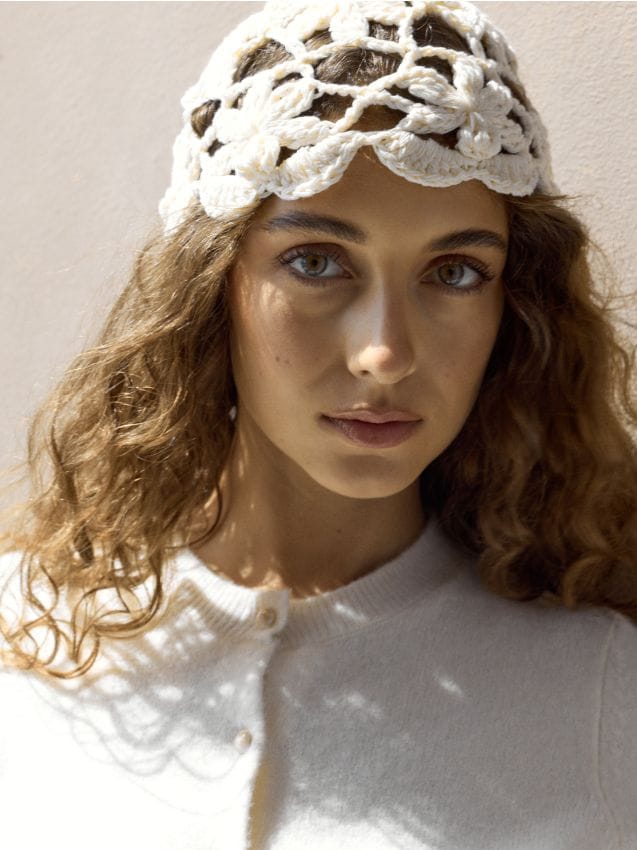 Sinsay - Căciulă ajurată din bumbac cu model floral - crem