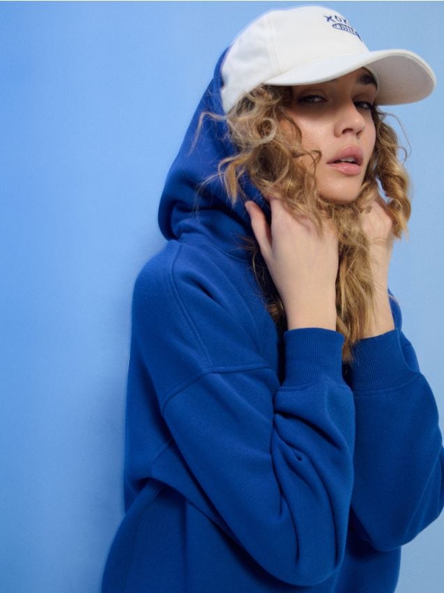 Sinsay - Hanorac din material sport cu imprimeu Le Soleil - albastru-violet