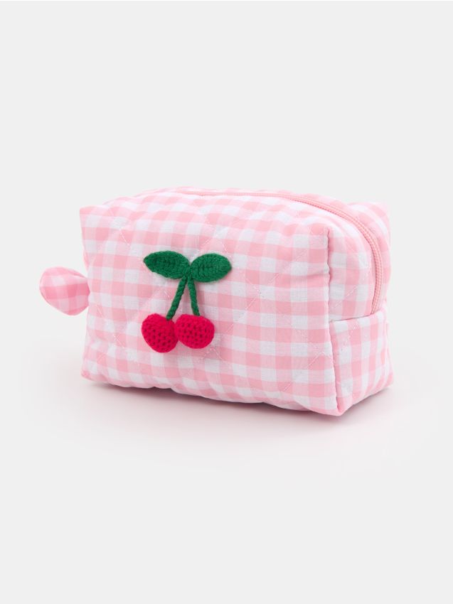 Sinsay - Geantă cosmetică matlasată în carouri cu broderie de cireșe - roz-pastel