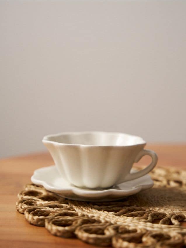 Sinsay - Set de ceașcă și farfurioară din ceramică în formă de floare - alb