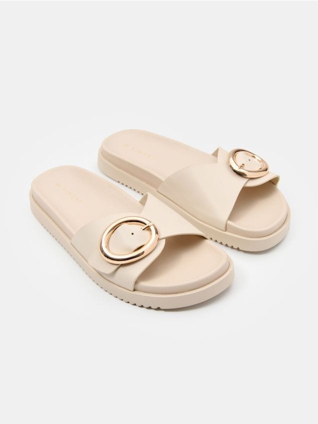 Sinsay - Papuci cu bandă lată și cataramă decorativă din imitație de piele - crem
