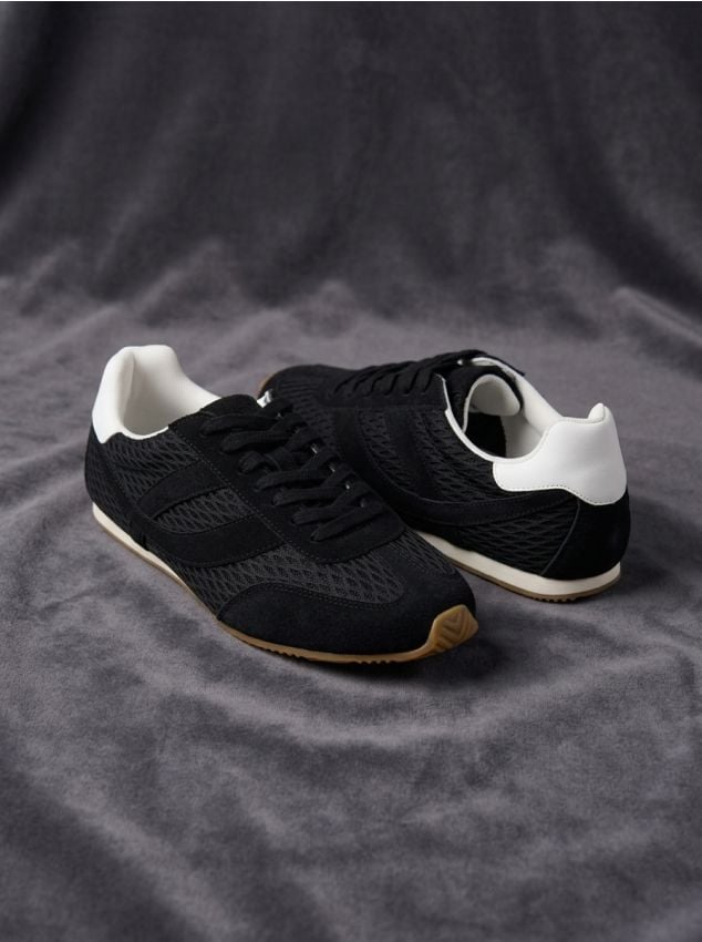 Sinsay - Sneakers cu plasă și inserții din imitație de piele întoarsă - negru