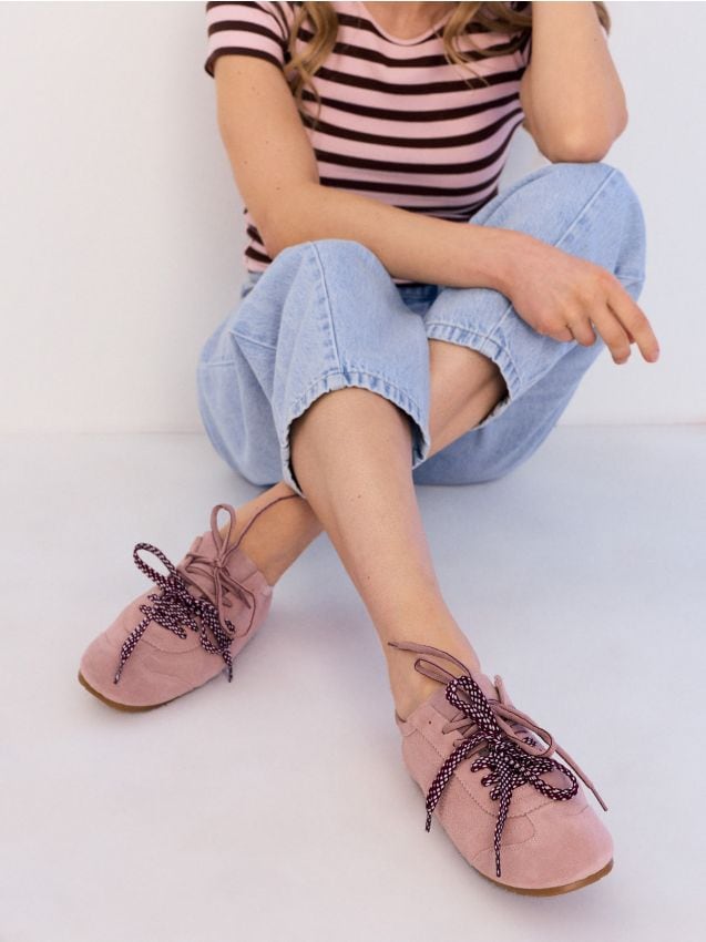 Sinsay - Sneakers din piele cu șireturi - roz-pastel