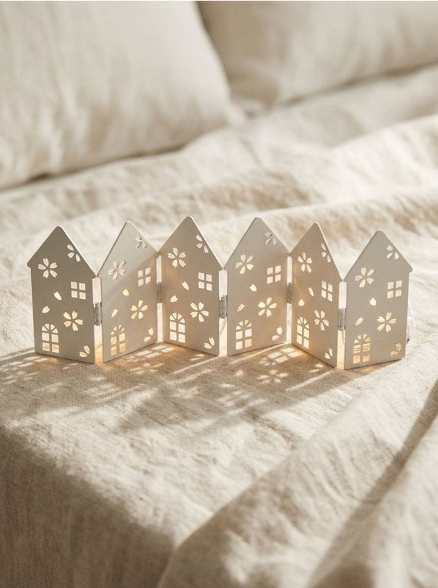 Sinsay - Lampă decorativă LED în formă de căsuțe cu motive florale decupate - alb