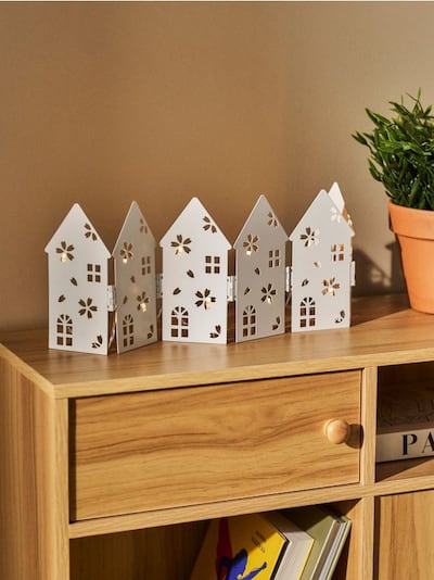 Dekorační LED lampička ve tvaru domků s vyřezávanými květinovými vzory