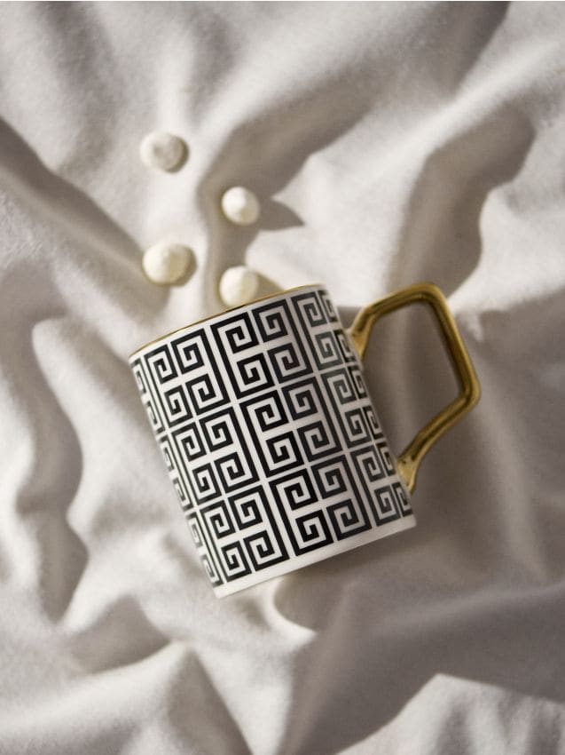 Sinsay - Cană ceramică cu model geometric și toartă aurie - negru