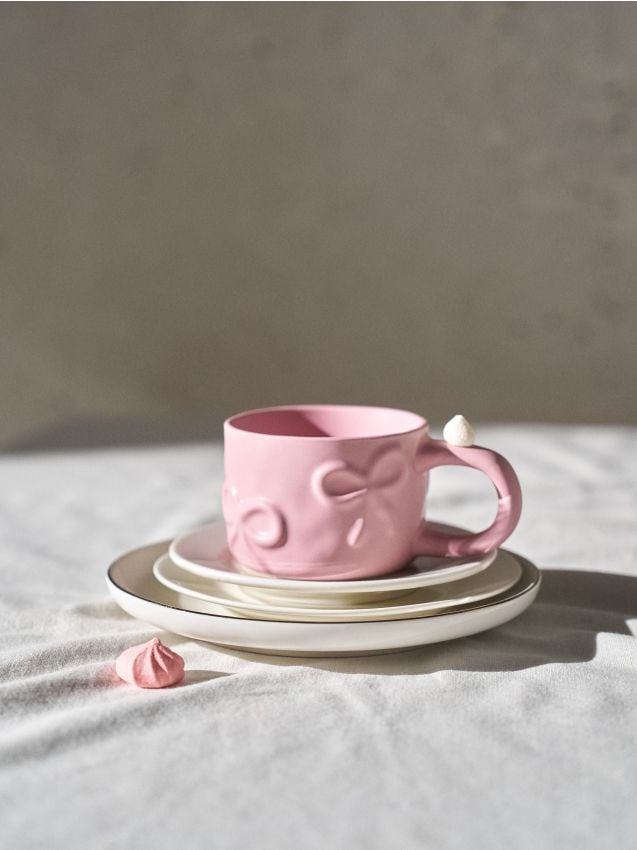 Sinsay - Cană ceramică cu model fundițe - crem