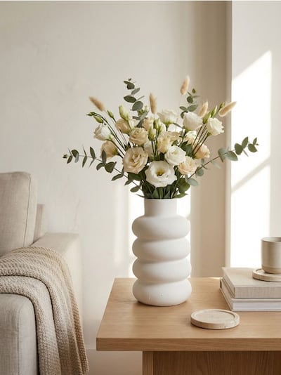 Ceramiczny wazon dekoracyjny o rzeźbionej formie