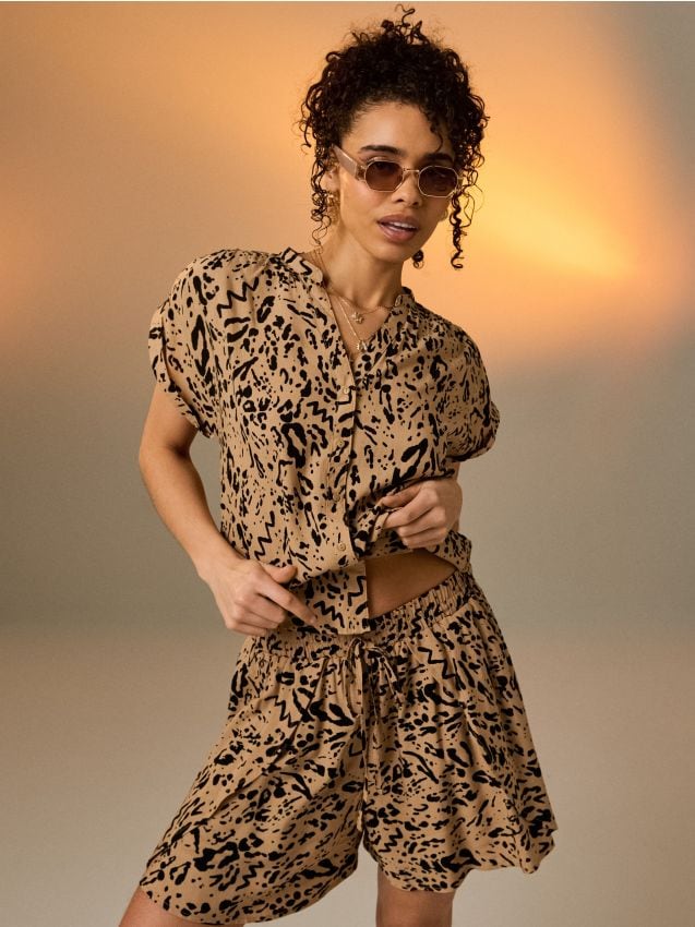 Sinsay - Șorturi din viscoză cu buzunare - bej