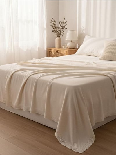 Odeja z ажурним robom