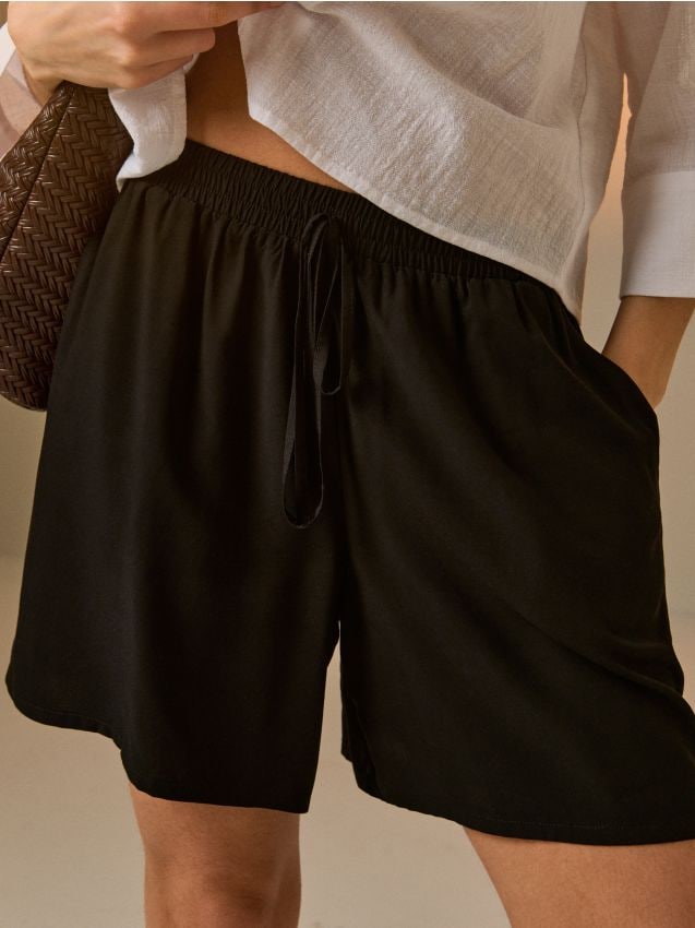 Sinsay - Șorturi din viscoză cu buzunare - negru