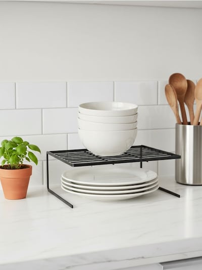 Samostoječa železna polica z odprto konstrukcijo