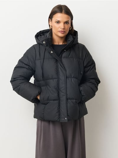 Tikitud puffer-tüüpi jakk kapuutsiga ja nööridega