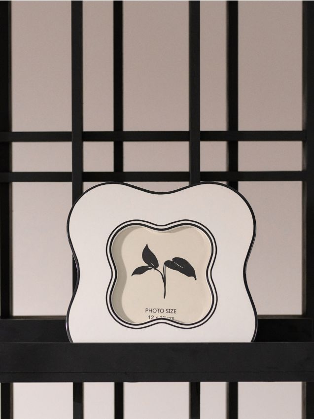 Sinsay Sinsay - Διακοσμητική κορνίζα σε ασυνήθιστο σχήμα - κρεμ