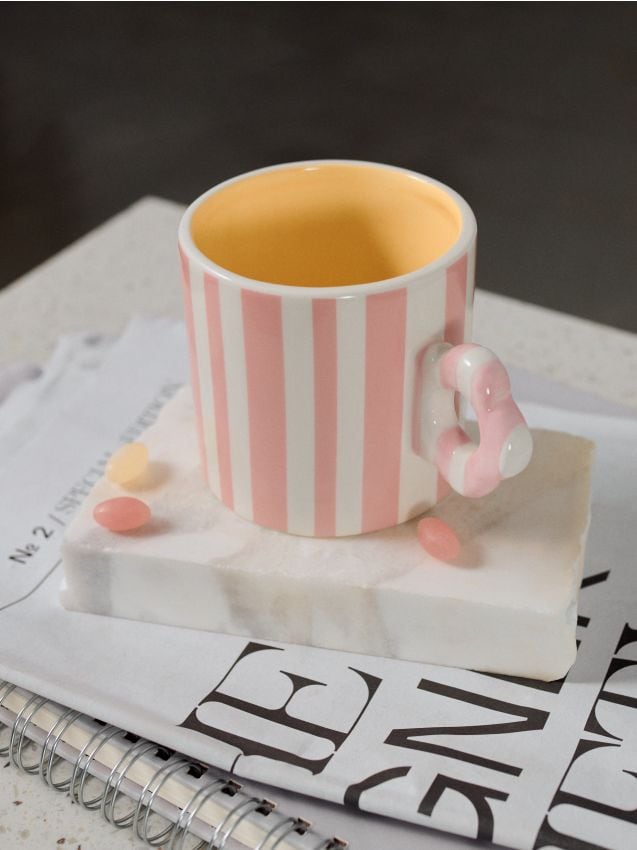 Sinsay - Cană ceramică în dungi cu mâner decorativ - roz