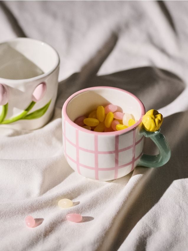 Sinsay - Cană cu model în carouri și mâner în formă de lalea - multicolor