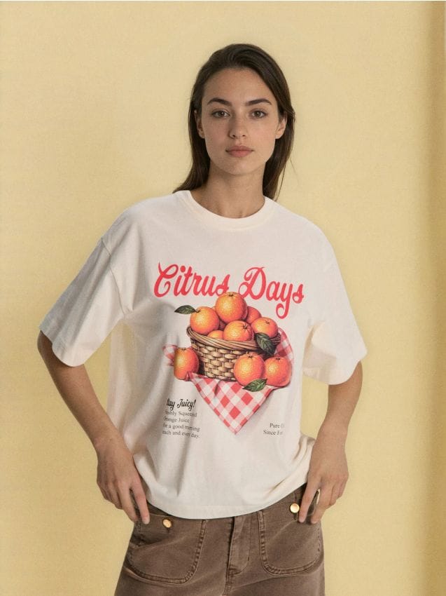 Sinsay - Bawełniana koszulka z nadrukiem pomarańczy - kremowy