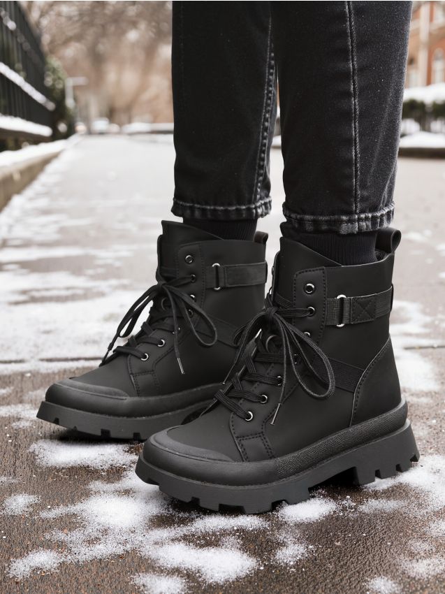 Sinsay - Členkové topánky z umelej kože - čierna