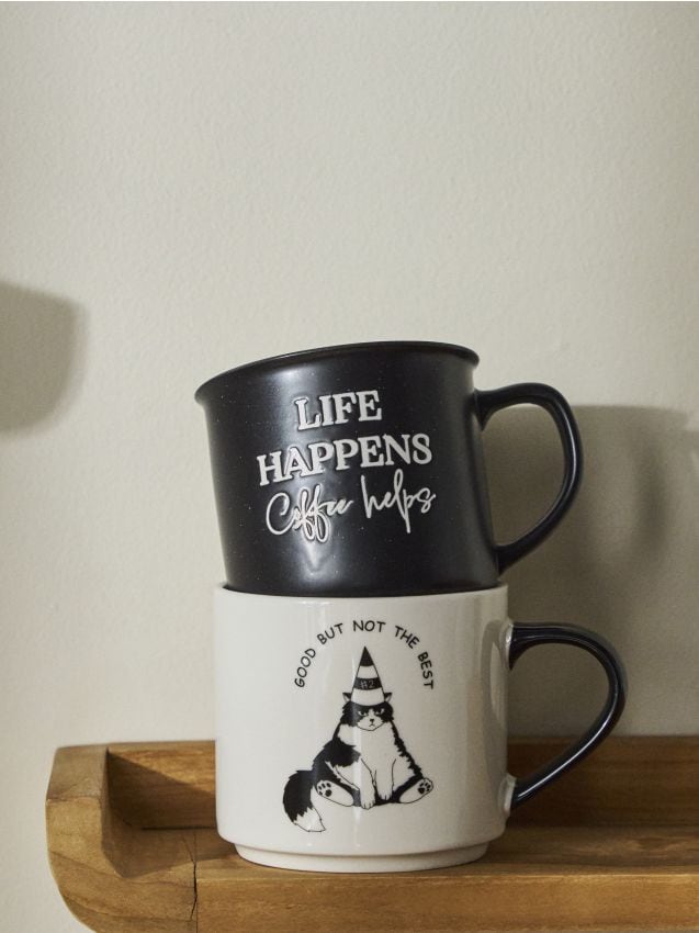 Ceramiczny kubek z uchem LIFE HAPPENS Coffee helps - SINSAY