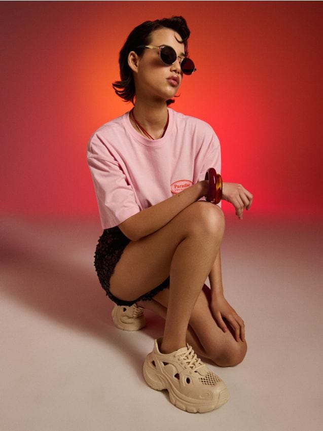 Sinsay - Sneakers cu partea superioară perforată și talpă masivă - crem