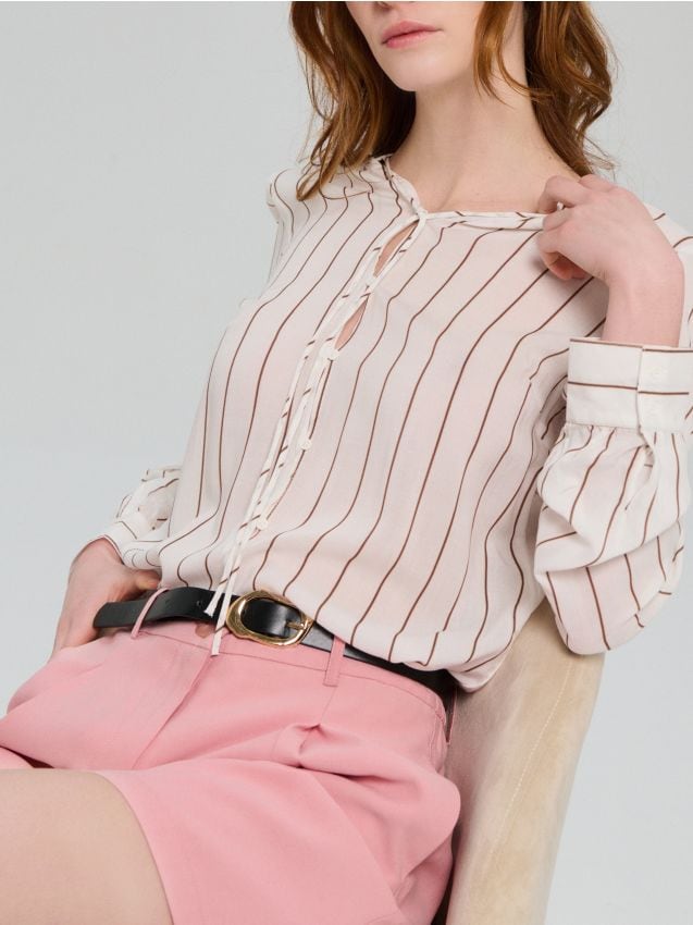 Sinsay - Șorturi din viscoză cu pliuri și curea - roz-aprins