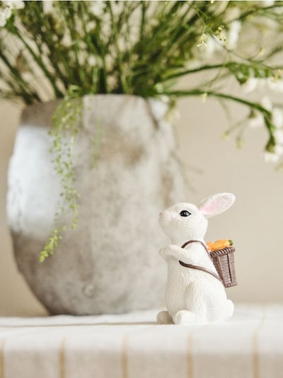 Πασχαλινή φιγούρα λαγού με καλάθι καρότων