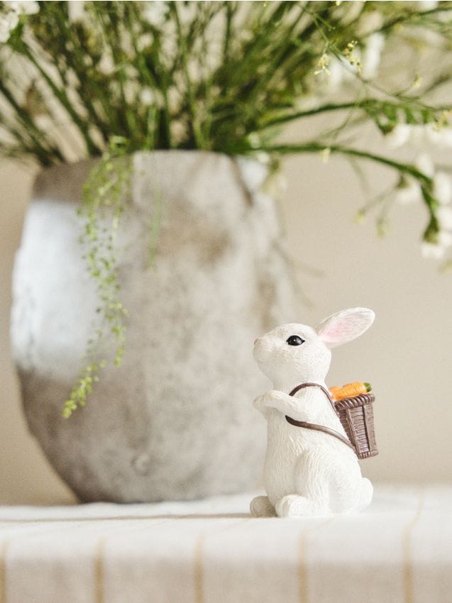 Sinsay - Figurină de Paște cu iepuraș cu coș de morcovi - multicolor
