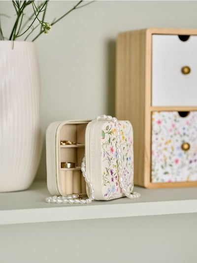 Szkatułka w kwiaty z przegródkami