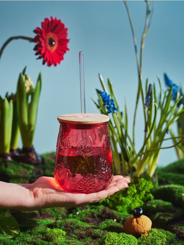 Sinsay - Cană din sticlă cu capac și pai cu motiv de căpșuni în relief - roșu