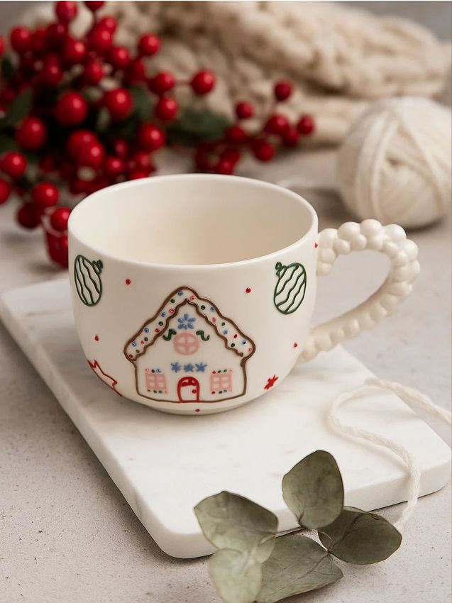 Sinsay - Hrnček s potlačou perníkovej chalúpky - biela