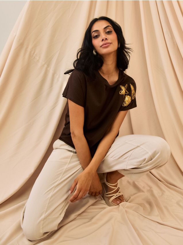 Sinsay - Tricou din bumbac cu broderie în formă de scoică - maro-închis