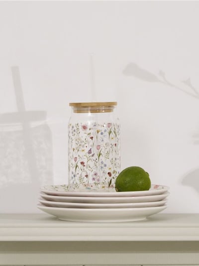 Stekleni lonček z rožami, pokrovom in slamico