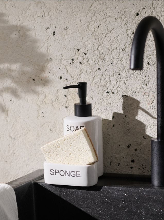 Sinsay - Dozator de săpun din ceramică cu suport integrat pentru burete - alb