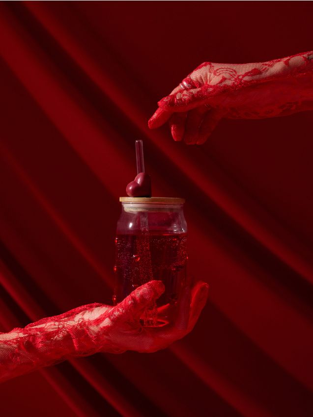 Sinsay - Sklenený hrnček s viečkom a slamkou so srdiečkami - clear