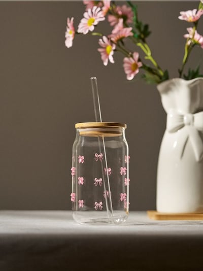 Skleněný hrnek s víčkem a brčkem s mašličkami