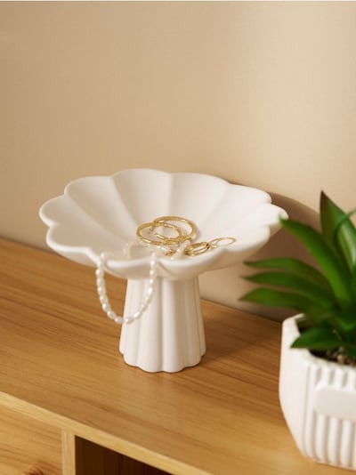 Okrasna pladenj na nogici